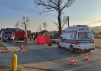 Motocyklista uderzył w drzewo - mężczyzna zmarł na miejscu - zdjęcie główne