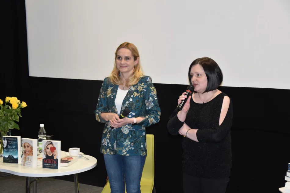 Wierni czytelnicy spotkali się z pisarką - zdjęcie 2