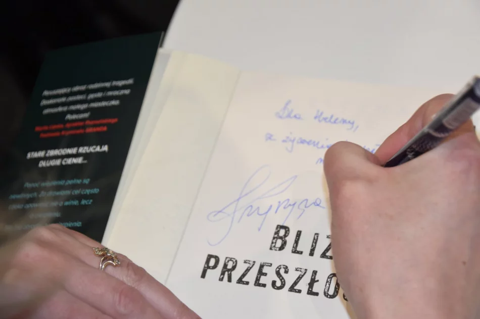 Wierni czytelnicy spotkali się z pisarką - zdjęcie 3