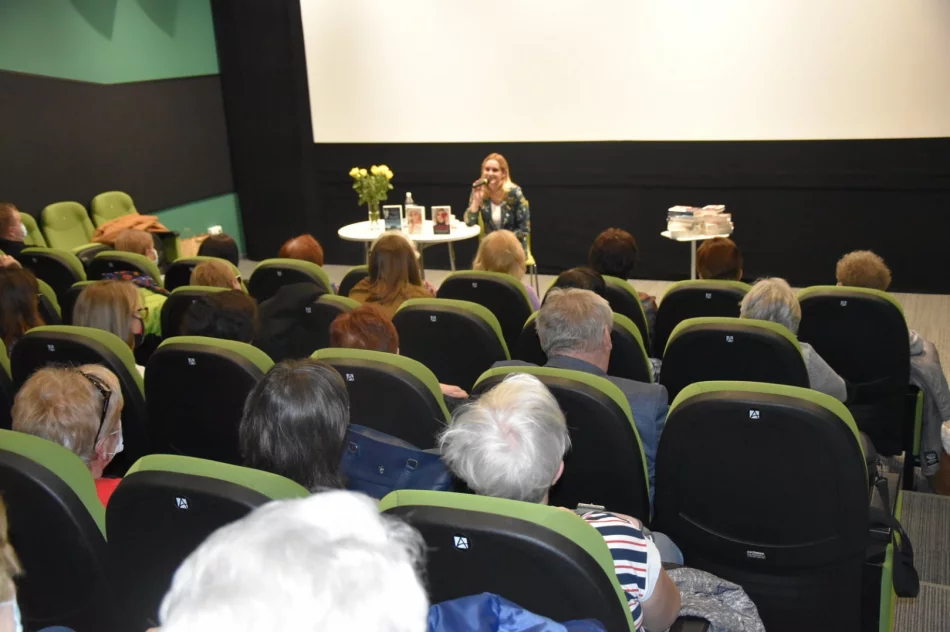 Wierni czytelnicy spotkali się z pisarką - zdjęcie 4