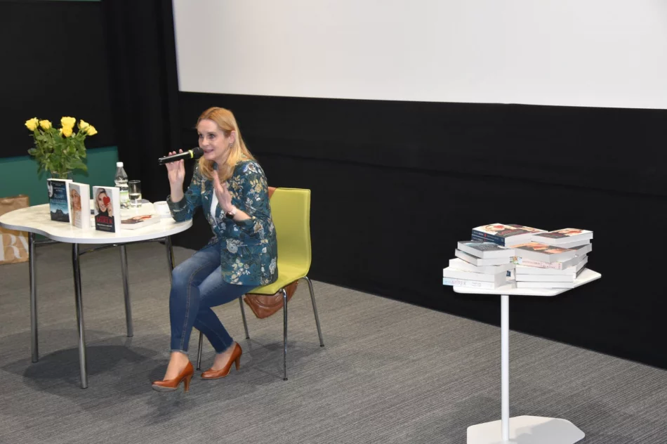 Wierni czytelnicy spotkali się z pisarką - zdjęcie 7