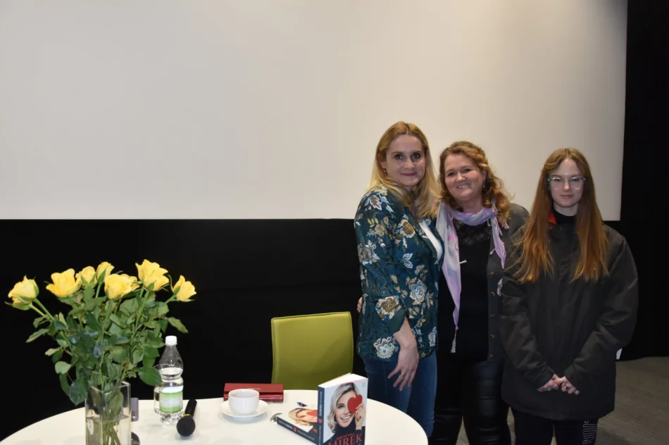 Wierni czytelnicy spotkali się z pisarką - zdjęcie 8