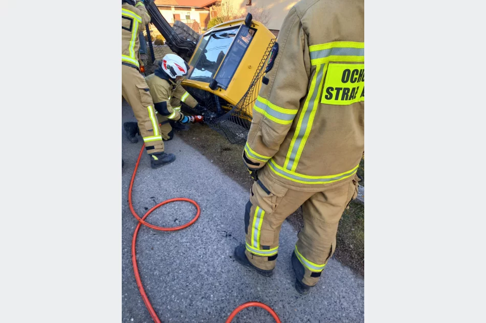 Koparka spadła z pojazdu i uszkodziła ogrodzenie - zdjęcie 2