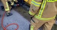 Koparka spadła z pojazdu i uszkodziła ogrodzenie - zdjęcie 2