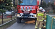 Koparka spadła z pojazdu i uszkodziła ogrodzenie - zdjęcie 3