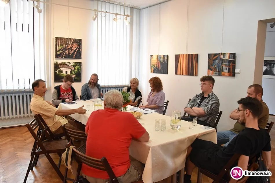 Lipcowe spotkanie Limanowskiego Klubu Literackiego - zdjęcie 4