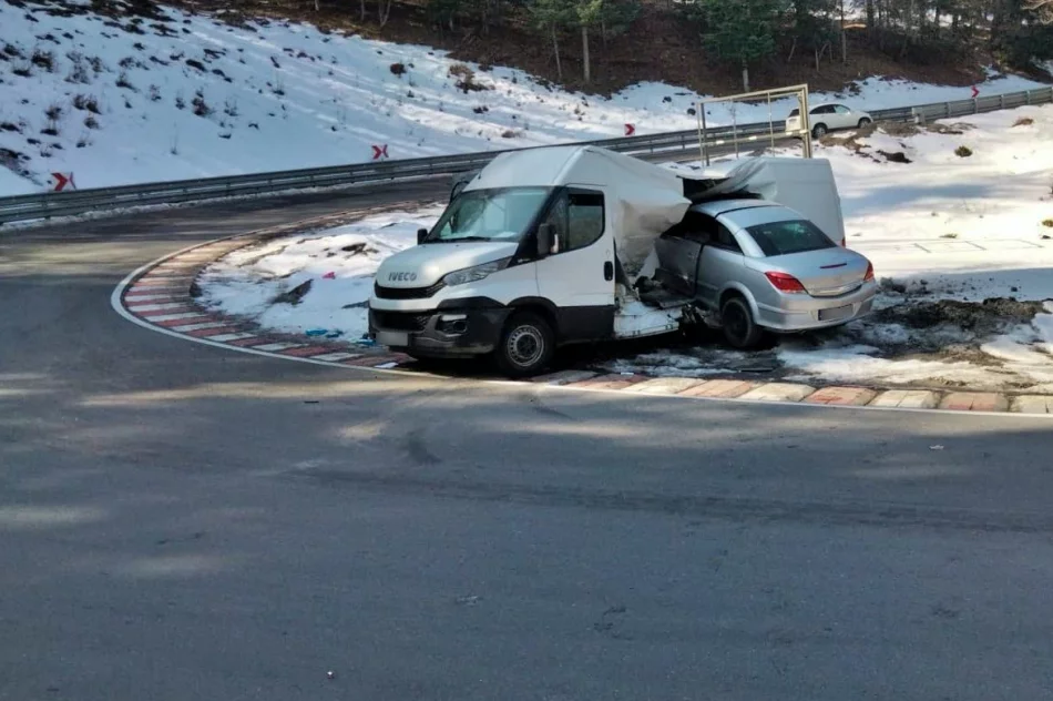 Opel dosłownie wbił się w bok dostawczaka - zdjęcie 2