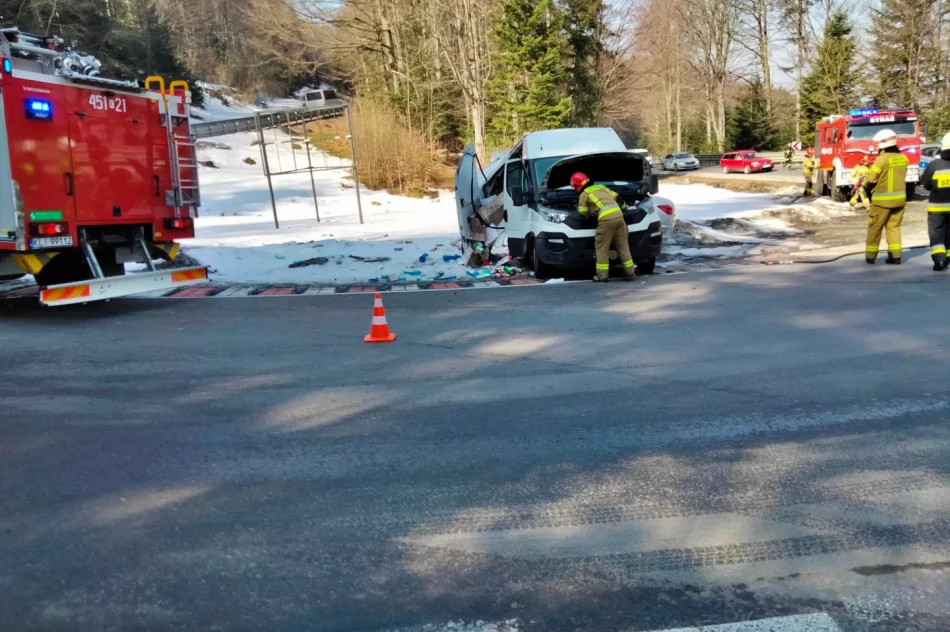 Opel dosłownie wbił się w bok dostawczaka - zdjęcie 3