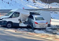 Opel dosłownie wbił się w bok dostawczaka - zdjęcie główne