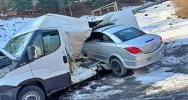 Opel dosłownie wbił się w bok dostawczaka - zdjęcie 4