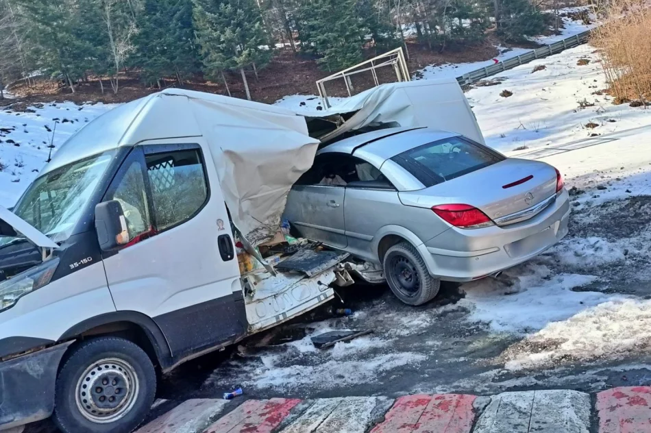 Opel dosłownie wbił się w bok dostawczaka - zdjęcie 4