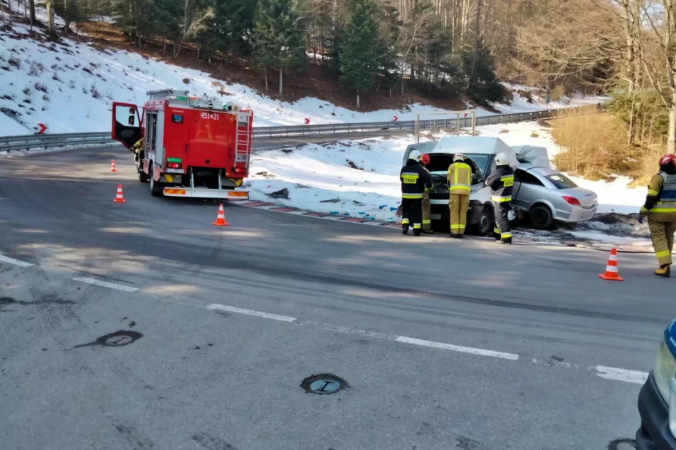 Opel dosłownie wbił się w bok dostawczaka - zdjęcie 5