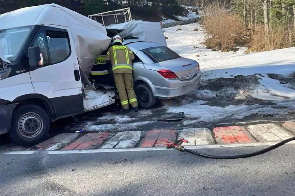 Opel dosłownie wbił się w bok dostawczaka - zdjęcie 6