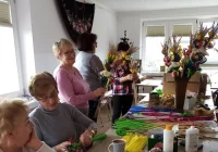 Seniorki przygotowały palmy, by pomóc Ukrainie - zdjęcie główne