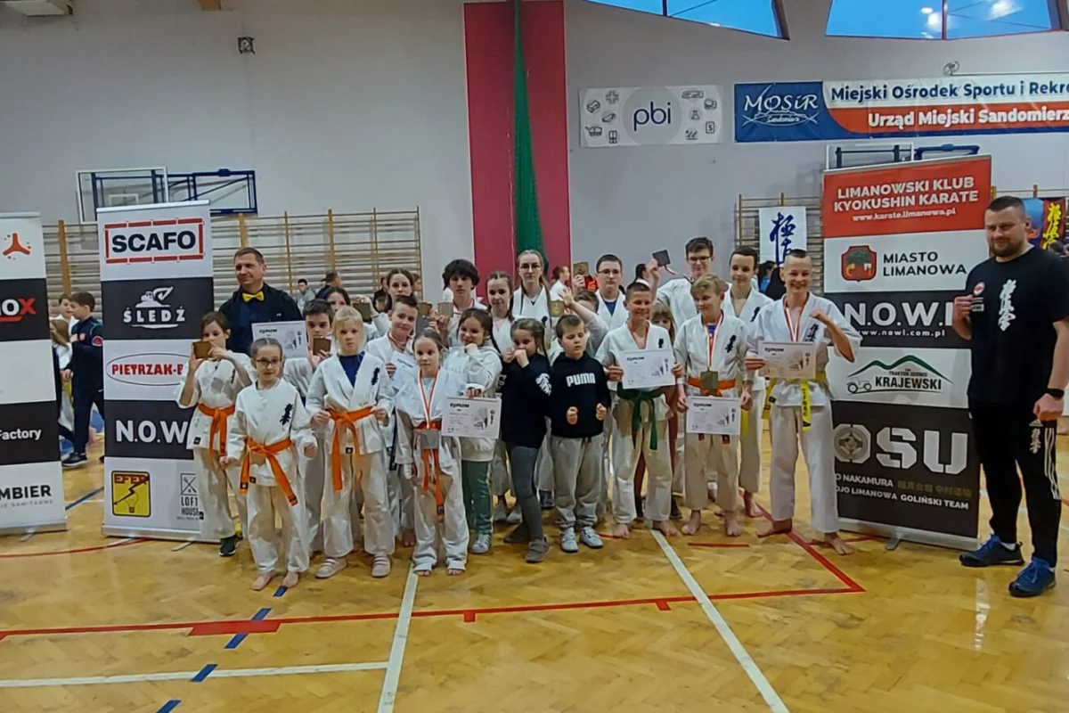 17 medali wywalczyli zawodnicy Limanowskiego Klubu Kyokushin Karate na Otwartym Turnieju Karate Sendomiria Cup 2022 w Sandomierzu