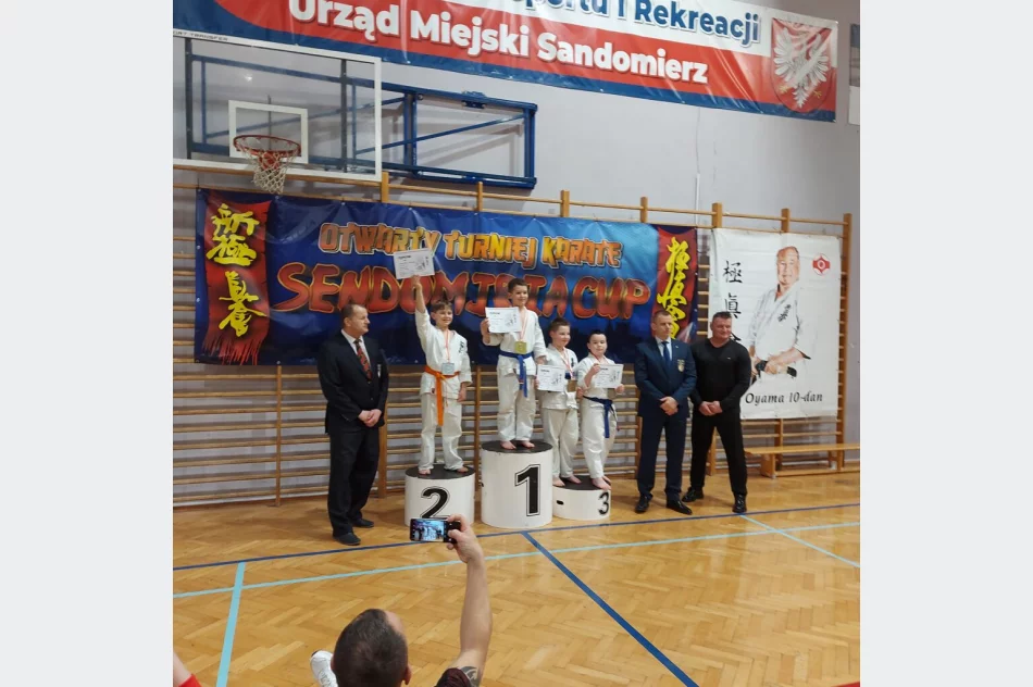 17 medali wywalczyli zawodnicy Limanowskiego Klubu Kyokushin Karate na Otwartym Turnieju Karate Sendomiria Cup 2022 w Sandomierzu - zdjęcie 2
