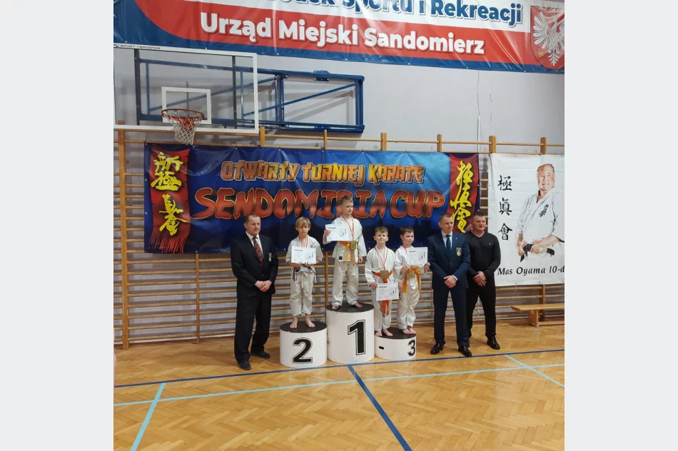 17 medali wywalczyli zawodnicy Limanowskiego Klubu Kyokushin Karate na Otwartym Turnieju Karate Sendomiria Cup 2022 w Sandomierzu - zdjęcie 3