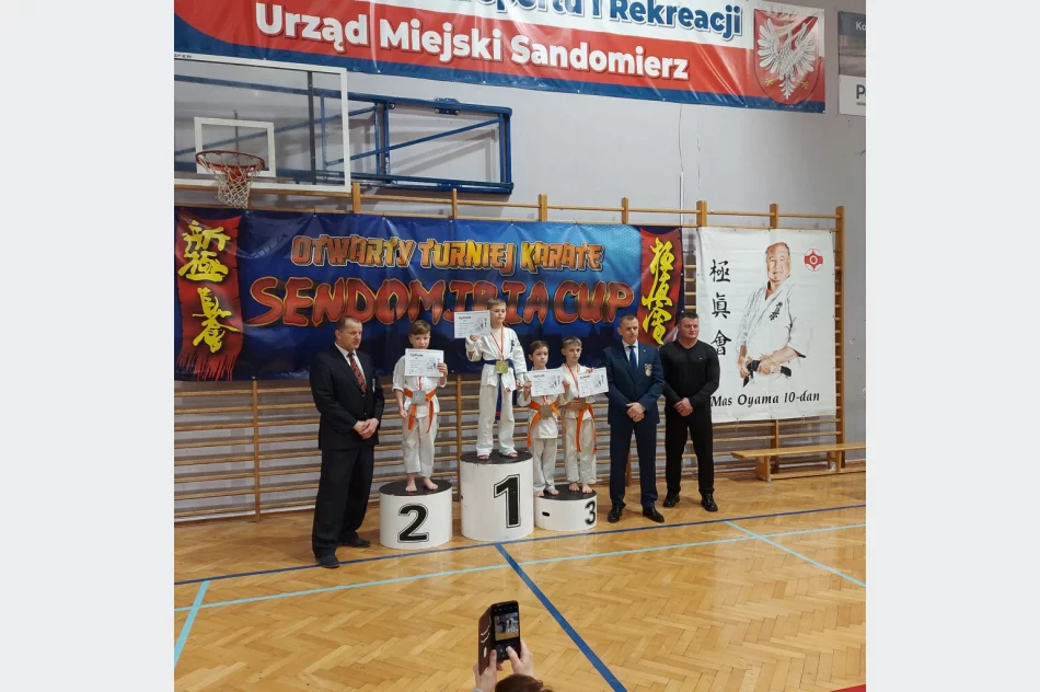 17 medali wywalczyli zawodnicy Limanowskiego Klubu Kyokushin Karate na Otwartym Turnieju Karate Sendomiria Cup 2022 w Sandomierzu - zdjęcie 4
