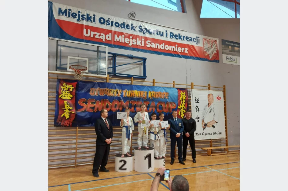 17 medali wywalczyli zawodnicy Limanowskiego Klubu Kyokushin Karate na Otwartym Turnieju Karate Sendomiria Cup 2022 w Sandomierzu - zdjęcie 6