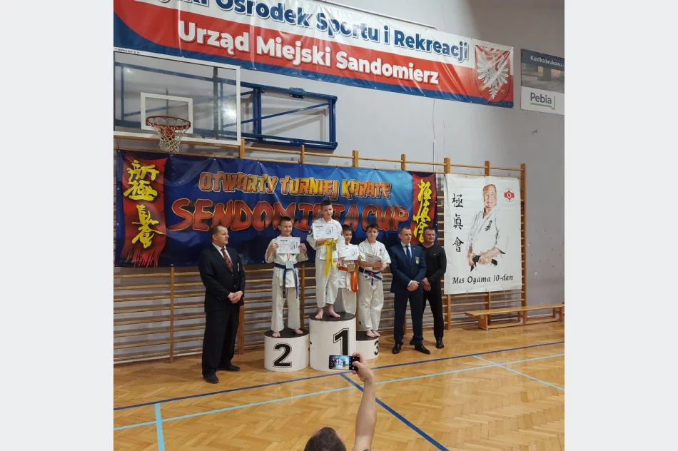 17 medali wywalczyli zawodnicy Limanowskiego Klubu Kyokushin Karate na Otwartym Turnieju Karate Sendomiria Cup 2022 w Sandomierzu - zdjęcie 7