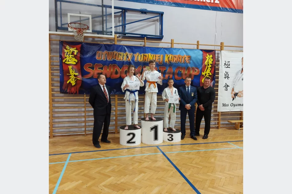 17 medali wywalczyli zawodnicy Limanowskiego Klubu Kyokushin Karate na Otwartym Turnieju Karate Sendomiria Cup 2022 w Sandomierzu - zdjęcie 11