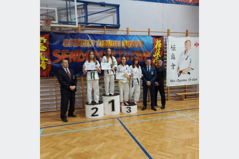 17 medali wywalczyli zawodnicy Limanowskiego Klubu Kyokushin Karate na Otwartym Turnieju Karate Sendomiria Cup 2022 w Sandomierzu - zdjęcie 12