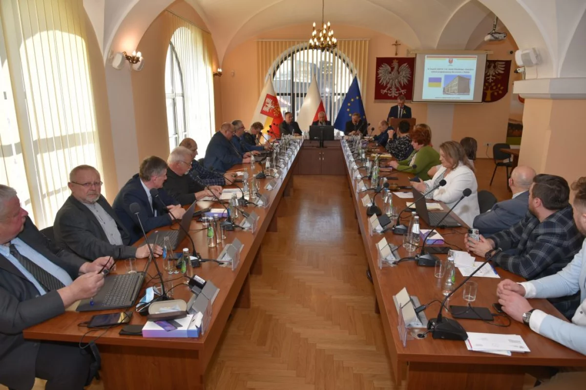 Zarząd z upoważnieniem od radnych do zmian w budżecie. Retransmisja nadzwyczajnej sesji