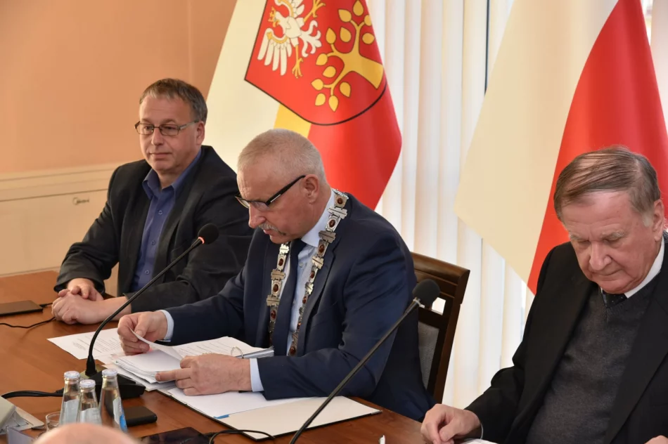 Zarząd z upoważnieniem od radnych do zmian w budżecie. Retransmisja nadzwyczajnej sesji - zdjęcie 2