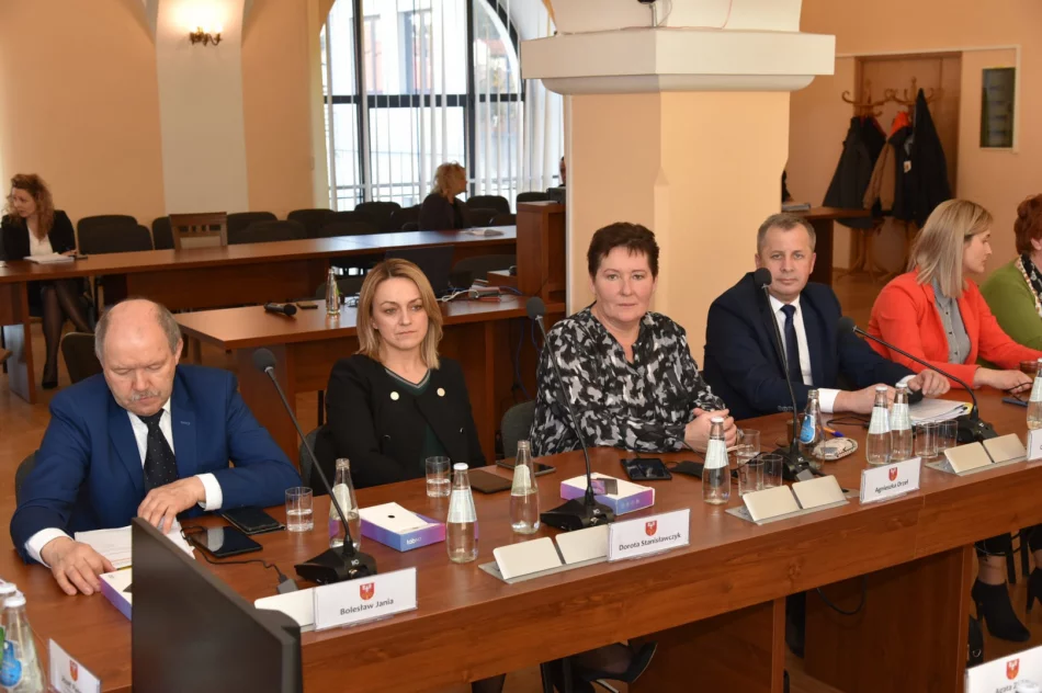 Zarząd z upoważnieniem od radnych do zmian w budżecie. Retransmisja nadzwyczajnej sesji - zdjęcie 6