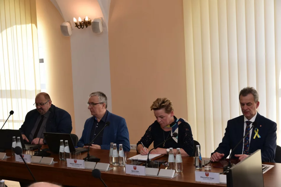 Zarząd z upoważnieniem od radnych do zmian w budżecie. Retransmisja nadzwyczajnej sesji - zdjęcie 7