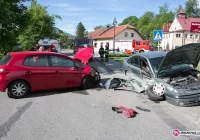 Zderzenie na skrzyżowaniu i wypadek ciężarówki - zdjęcie główne