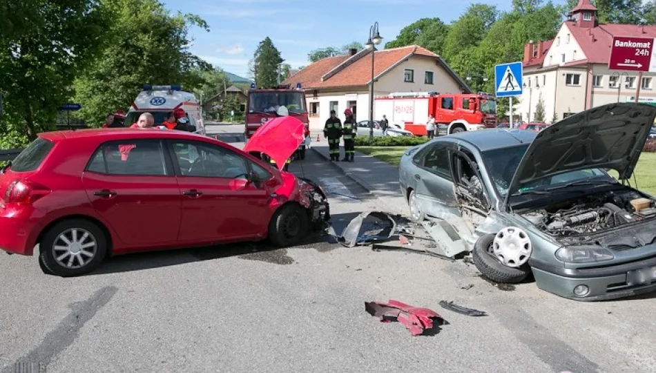 Zderzenie na skrzyżowaniu i wypadek ciężarówki - zdjęcie 1