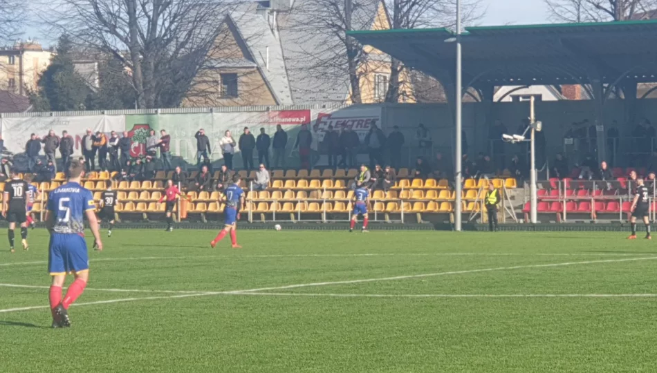 Piłkarski weekend: rywalizacja w zimowej scenerii - zdjęcie 1