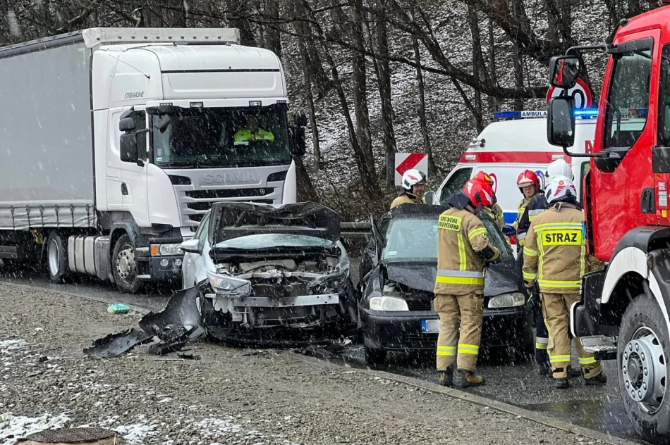 Groźnie wyglądające zderzenie czołowe   - zdjęcie 2
