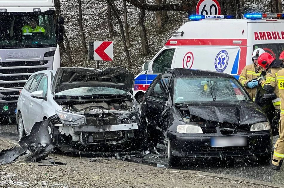 Groźnie wyglądające zderzenie czołowe   - zdjęcie 3