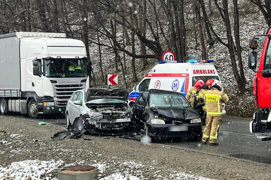 Groźnie wyglądające zderzenie czołowe   - zdjęcie 4