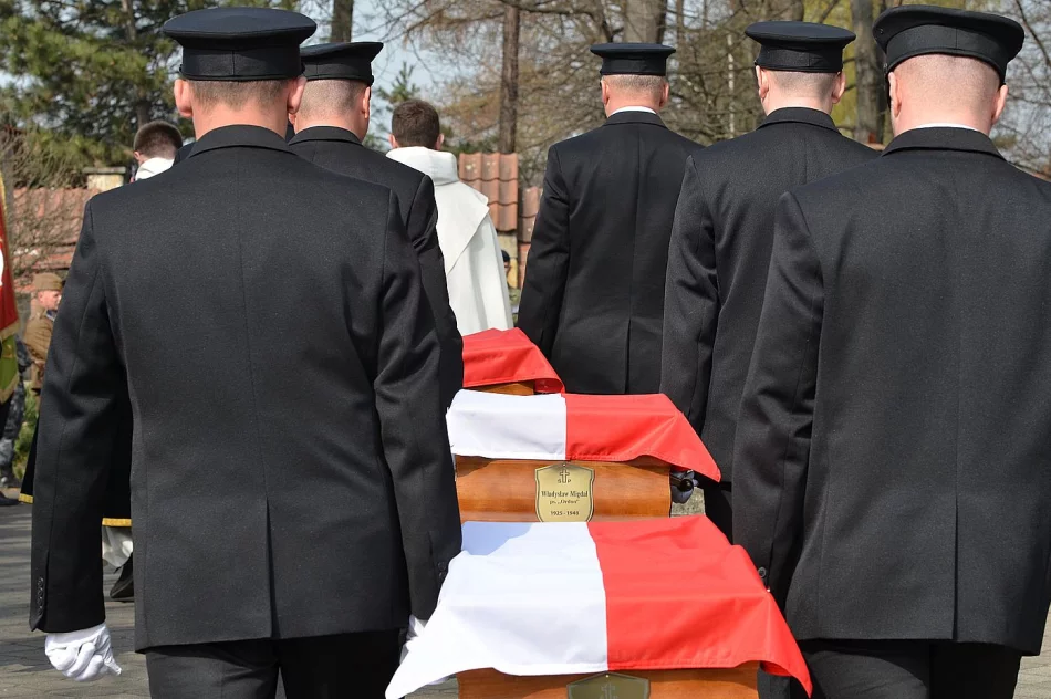 Trzej wyklęci doczekali się godnego pochówku  - zdjęcie 3