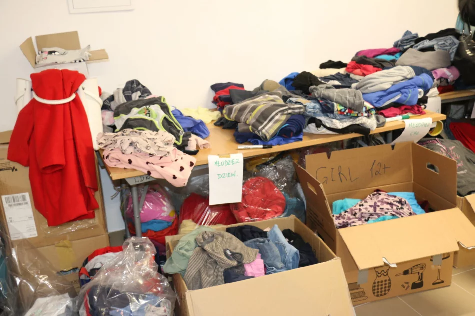 Kilkadziesiąt palet odzieży dla uchodźców, żywność leki i sprzęt dla partnerskiego miasta - zdjęcie 6