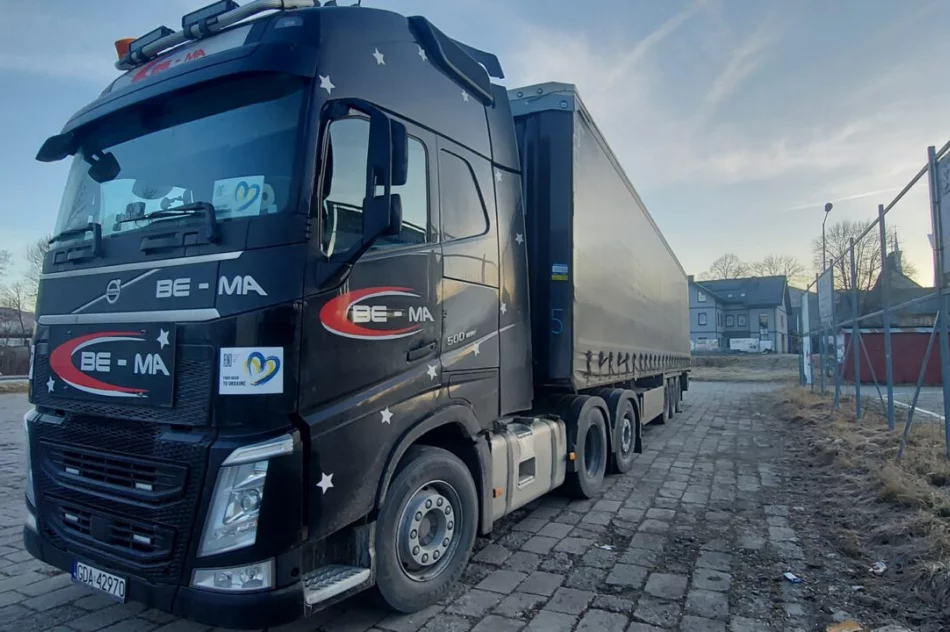 Kilkadziesiąt palet odzieży dla uchodźców, żywność leki i sprzęt dla partnerskiego miasta - zdjęcie 10