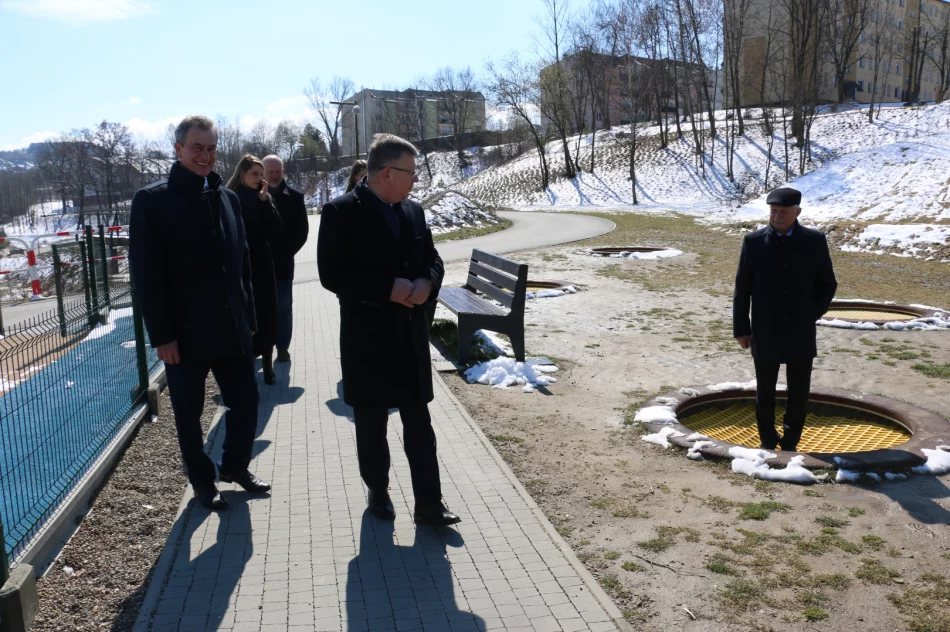 Zrewitalizowany Park Miejski wizytował marszałek Małopolski Witold Kozłowski - zdjęcie 6