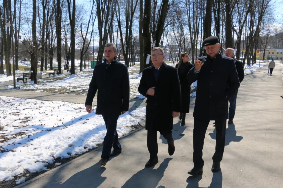 Zrewitalizowany Park Miejski wizytował marszałek Małopolski Witold Kozłowski - zdjęcie 11