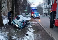 Volkswagen zderzył się z Fiatem, jeden z pojazdów wypadł z drogi - zdjęcie główne