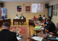 Wraca temat nagrody: radnych odpowiedzi nie satysfakcjonują, burmistrz nie ma nic do dodania - zdjęcie główne