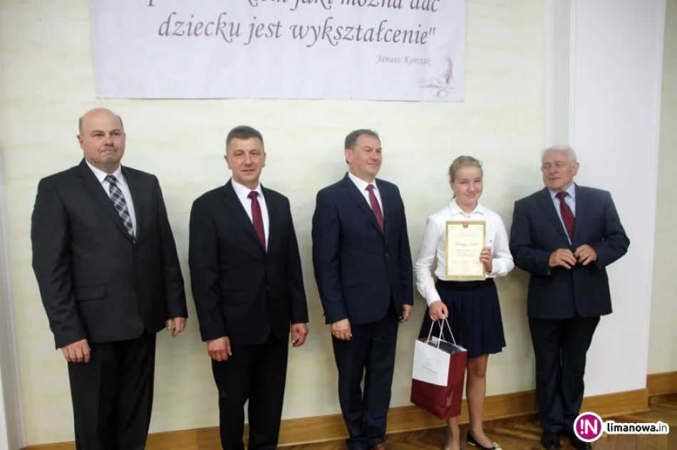 Podsumowanie roku szkolnego 2017/2018 i wręczenie nagród uczniom i nauczycielom - zdjęcie 2