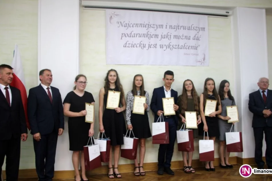 Podsumowanie roku szkolnego 2017/2018 i wręczenie nagród uczniom i nauczycielom - zdjęcie 3