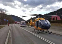 Lądowanie śmigłowca na drodze, mężczyzna zabrany do szpitala - zdjęcie główne