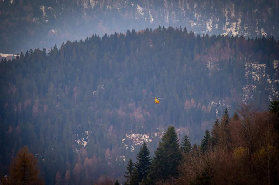 Lądowanie śmigłowca na drodze, mężczyzna zabrany do szpitala - zdjęcie 2