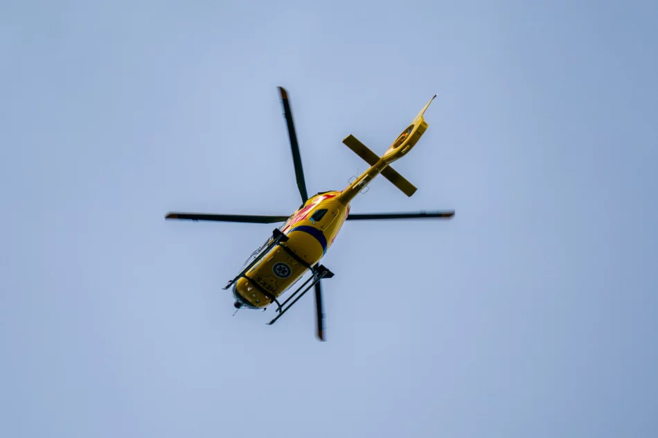 Lądowanie śmigłowca na drodze, mężczyzna zabrany do szpitala - zdjęcie 3