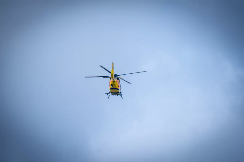 Lądowanie śmigłowca na drodze, mężczyzna zabrany do szpitala - zdjęcie 4