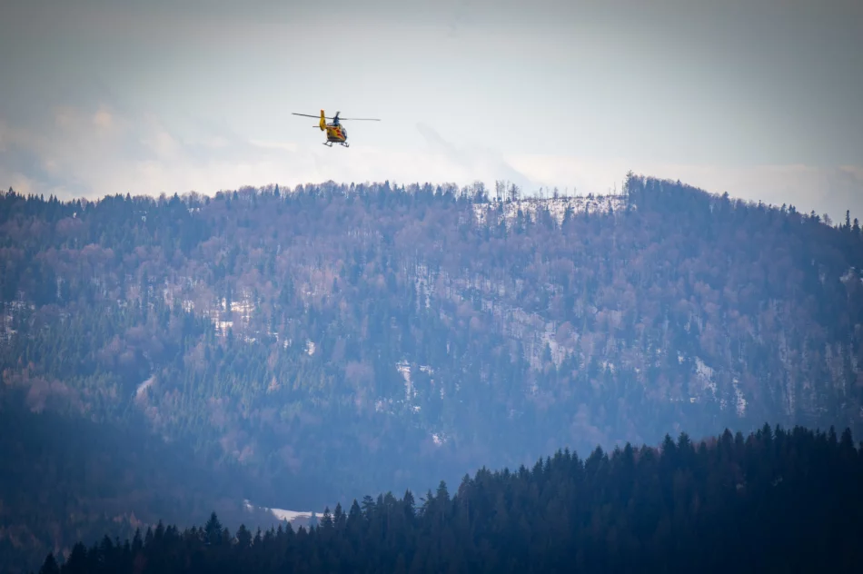 Lądowanie śmigłowca na drodze, mężczyzna zabrany do szpitala - zdjęcie 5
